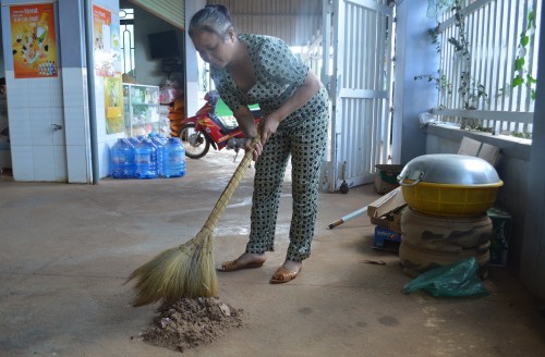 Bụi gỗ bay vào nhà các hộ dân xung quanh nhà máy. (Ảnh: Lê Phước)
