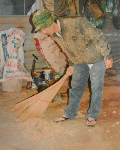 Hàng trăm hộ dân xung quanh phải sống trong cảnh ngột ngạt bởi bụi gỗ. (Ảnh: Lê Phước)