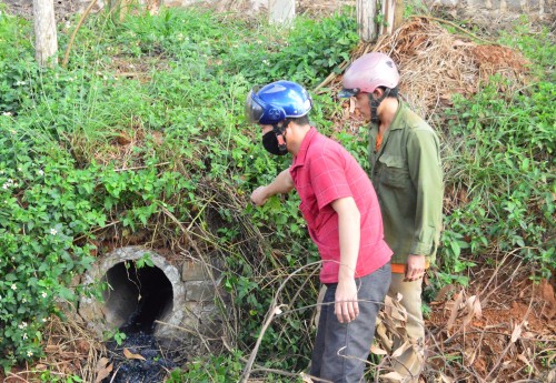 Nhà máy sản xuất gỗ của Công ty Long Việt xả trực tiếp nước thải chưa qua xử lý ngoài. (Ảnh: Lê Phước)