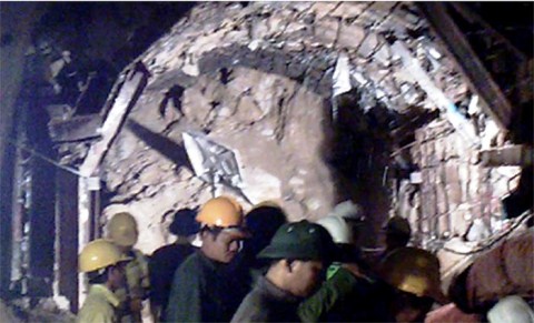 Lực lượng cứu hộ trắng đêm khoét đất cứu 12 công nhân mắc kẹt  trong vụ sập hầm thuỷ điện. (Ảnh: VTC News)