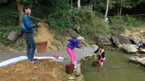 gười dân bản Nà Bỏ vẫn phải dùng nguồn nước nhiễm bẩn. (Ảnh: Báo Tài nguyên & Môi trường)