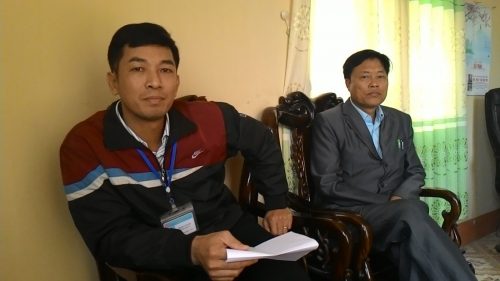 Ông Lê Đức Bắc, Chủ tịch UBND xã Minh Quân (phải) trao đổi với PV Báo Tài nguyên & Môi trường. (Ảnh: Hà Thúy – Nhật Lam)