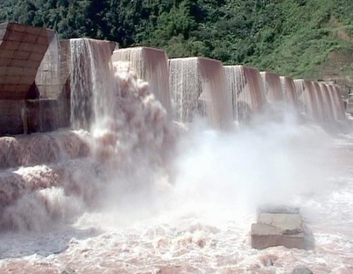 Thân đập bị vỡ vào cuối tháng 9-2013, nước lũ trong lòng hồ thủy điện Đakrông 3 cuồn cuộn chảy về hạ du. (Ảnh: Sài Gòn Giải Phóng)