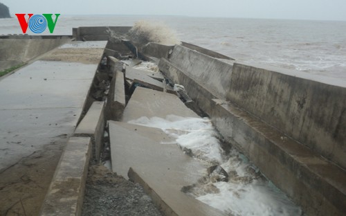 Sóng to đã đánh sập hơn 30 mét kè bảo vệ bờ biển xã Hiệp Thạnh. (Ảnh: vov.vn)