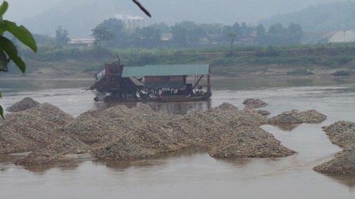 Những đống sỏi thải ngay giữa lòng sông làm thay đổi dòng chảy của sông Hồng. (Ảnh: Pháp luật Việt Nam)