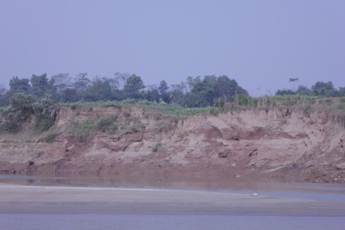 Khai thác khoáng sản sai quy định gây sạt lở đất. (Ảnh: Pháp luật Việt Nam)