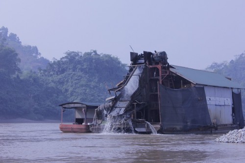 Tàu cuốc đang khai thác khoáng sản. (Ảnh: Pháp luật Việt Nam)