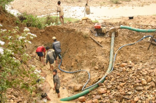 Sông Thanh bị lật tung, trên 3km trơ toàn sỏi đá. (Ảnh: Xuân Lam)
