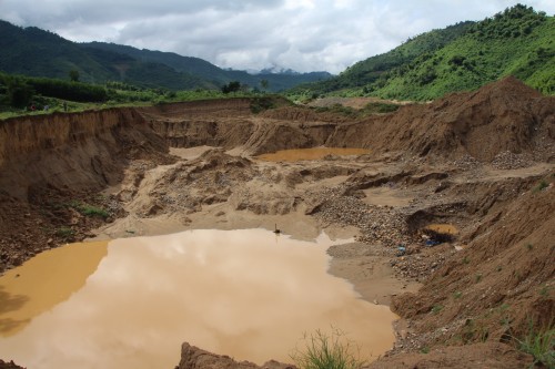 Những ruộng lúa cạnh sông Cái biến thành núi đất và hố sâu. (Ảnh: Xuân Lam)