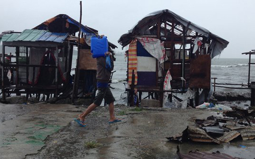 ão Hagupit đang hoành hành các khu vực ven biển Philippines (ảnh: BBC)