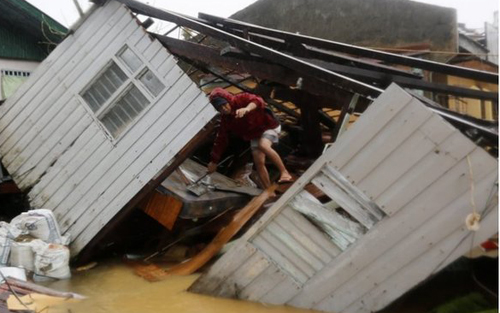 Nhà đổ vì siêu bão Hagupit (Ảnh: EPA)