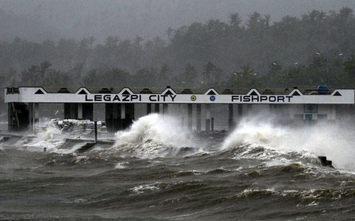 Mực nước biển dâng ở Legazpi (Ảnh: AFP)