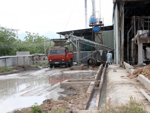 Một nhà máy hoạt động, xả nước thải tràn lan, gây ô nhiễm môi trường. (Ảnh: Công Thử/TTXVN)