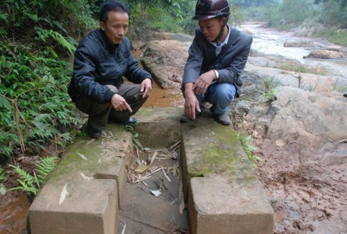 Cửa thu nước công trình thủy lợi Lương Tàm bị bùn thải vùi lấp. (Ảnh: nongnghiep.vn)