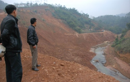 Bãi đất thải của Cty CMISTONE Việt Nam bên bờ suối. (Ảnh: nongnghiep.vn)