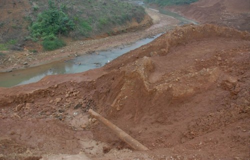 Ống thải nhà máy Cty CMISTONE Việt Nam chĩa thẳng ra suối. (Ảnh: nongnghiep.vn)