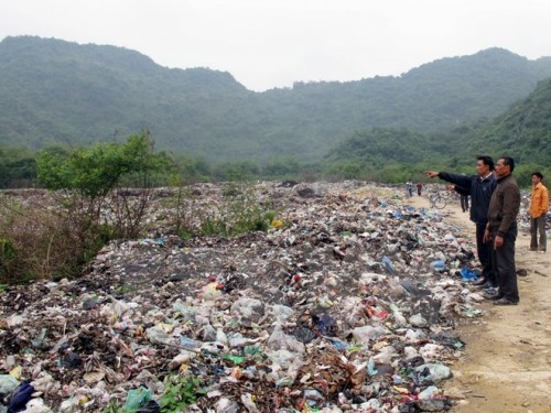 Ô nhiễm môi trường tại huyện Nho Quan, tỉnh Ninh Bình. (Ảnh: TTXVN)