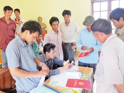 Chi trả dịch vụ môi trường cho các chủ rừng tại xã Chiềng Lao, huyện Mường La (tỉnh Sơn La). (Ảnh: Điêu Chính Tới)