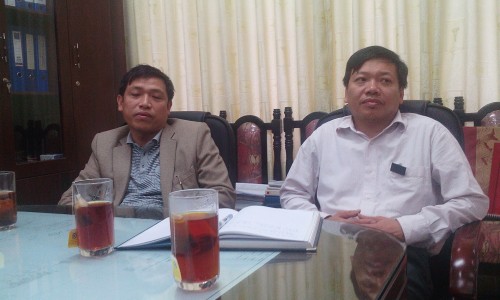Ông Nguyễn Việt Dũng (người ngồi bên trái) - Trưởng phòng Kỹ thuật vật tư, kiêm Phó ban kỹ thuật sản xuất của Nhà máy nhiệt điện Uông Bí làm việc với PV. (Ảnh: Hà Thúy - Phạm Sang)