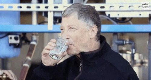 Bill Gates uống thử nghiệm nước. (Ảnh: Business Insider)