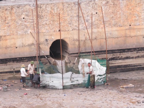 Xử lý sự cố tràn dầu. (Ảnh: Hà Thúy)