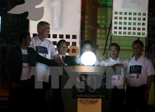 Các đại biểu thực hiện nghi thức tắt đèn hưởng ứng Giờ Trái đất năm 2014 tại Hà Nội. (Ảnh: Thế Duyệt/TTXVN)