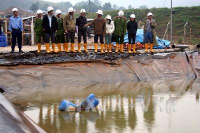 Cán bộ và công an môi trường tỉnh Quảng Nam kiểm tra hồ chứa nước thải của nhà máy vàng Bồng Miêu (Ảnh: Trần Tĩnh/TTXVN)