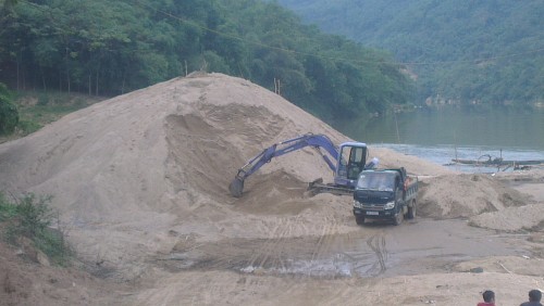 Bãi cát lậu khổng lồ của ông Cao Văn Hội đã tập kết nhiều năm nhưng chưa bị “sờ gáy”. (Ảnh: Nguyễn Dũng - Anh Tú)