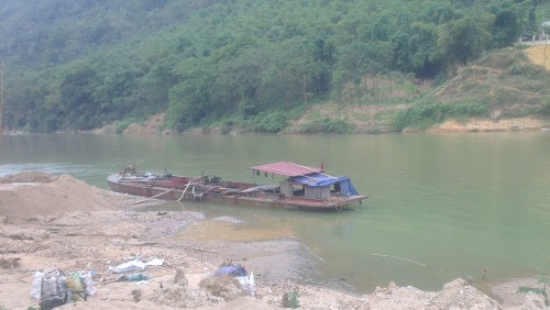 Thuyền cát ngang nhiên bơm hút giữa sông Luồng. (Ảnh: Nguyễn Dũng - Anh Tú)