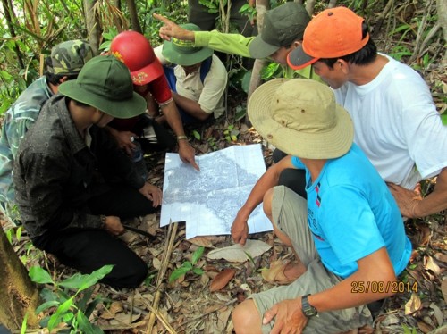 Lực lượng kiểm lâm cùng người dân phân chia khu vực quản lý, bảo vệ rừng. (Ảnh: nongnghiep.vn)