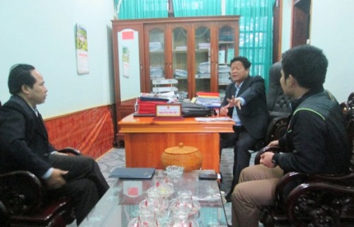 Lãnh đạo huyện Hương Khê trả lời phóng viên báo TN&MT. (Ảnh: Đức Cảnh)