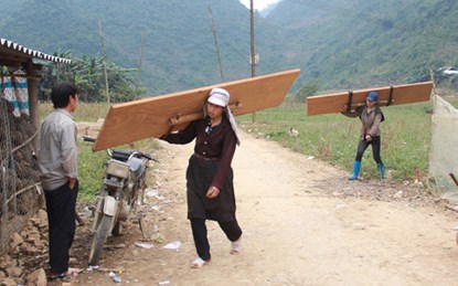 Khi đi dọc biên giới khu vực xã Cần Nông (Thông Nông, Cao Bằng) chúng tôi đã bắt gặp hàng chục phụ nữ gùi thớt nghiến qua bên kia biên giới bán. (Ảnh: Việt Tùng)