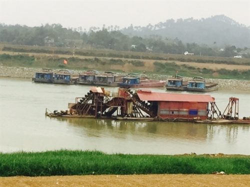 Nạo vét luồng lạch hay khai thác cát trên sông Lô? (Ảnh: nongnghiep.vn)