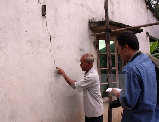 Một số trận động đất đã làm tường nhà của người dân tại khu vực huyện Bắc Trà My, tỉnh Quảng Nam bị rạn nứt. (Ảnh: TTXVN)