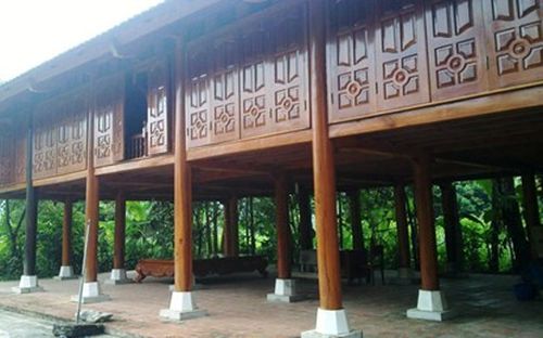 Ngôi nhà của ông P - Phó Giám đốc một sở lớn ở Hà Giang, vợ là bà C – một vị lãnh đạo của HĐND tỉnh được làm hoàn toàn bằng gỗ quý.