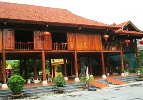 Ngôi nhà của ông T - Giám đốc một sở lớn của tỉnh Hà Giang được làm bằng gỗ nghiến, trai. 