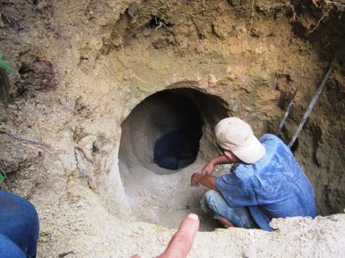 Một trong những hầm khai thác đá trái phép ở xã Xuân Lẹ, huyện Thường Xuân. (Ảnh: Tuấn Minh)