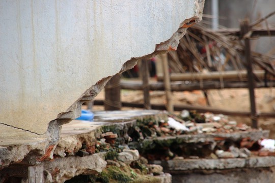 Nhiều nhà tan hoang, hư hại vì bị sóng biển và triều cường tràn vào