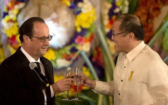 Tổng thống Philippines Benigno Aquino (phải) và Tổng thống Pháp Francois Hollande hôm 26/2. (Ảnh: AFP)