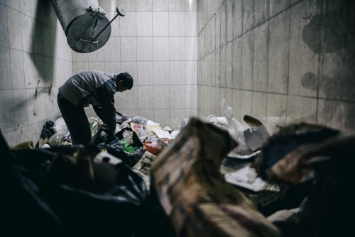 Khu chứa rác của toà nhà này vừa xây xong đã có vài chục gia đình chuyển đến ở. Chẳng cần khẩu trang, không đeo găng tay, người đàn ông này mò mẫm giữa không gian xộc lên mùi hôi thối đến nghẹt thở