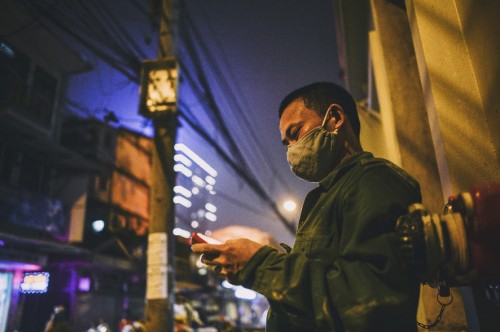  Anh Long (quê Nam Định) đang vội vàng gửi những dòng tin nhắn về gia đình. Số lượng đàn ông Nam Định đi lái taxi rất lớn nhưng anh không làm được, vì không thể đủ tiền mua xe. “Nếu có mấy trăm triệu, tôi chả mua xe làm gì, mở quán càphê dưới quê, vừa lành vừa nhàn.”