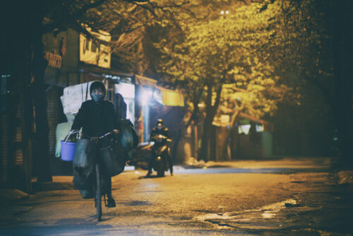  Những chiếc xe đạp chở rác đang về đến khu thu mua, kết thúc một ngày làm việc. Sáng mai thức dậy, có người đi nhặt rác tiếp, có người đi dọn dẹp nhà thuê, để đến khi màn đêm kéo xuống, họ lại cùng nhau đi tìm nguồn sống giữa những thứ đồ thải loại