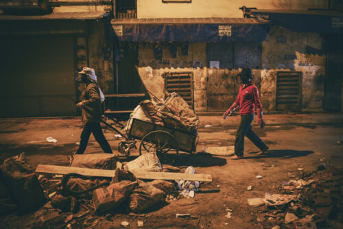 “Bây giờ làm ruộng ở quê tôi thì chết đói, có làng gần như đi sạch, chỉ còn vài ông bà già với mấy đứa trẻ con”. Theo nghiên cứu gần đây của Đại học Quốc gia, những phát triển vượt bậc trong việc tăng năng suất và sản lượng nông nghiệp dẫn tới dư thừa lao động. Hơn 50% số di dân lâu dài và 90% số di dân mùa vụ di chuyển đến các thành phố lớn. Đặc biệt ở vùng Đồng bằng sông Hồng với mật độ dân số đông, thời gian dư thừa lao động tăng mạnh, sự chênh lệch thu nhập giữa nông thôn và thành thị là những yếu tố thúc đẩy quá trình di dân đến đô thị