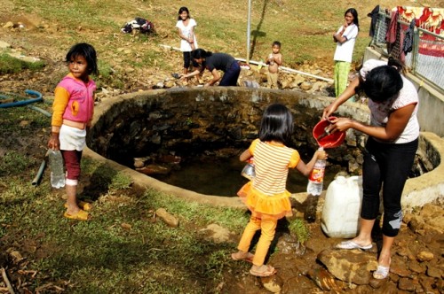 Gần 800 nhân khẩu chia nhau những giọt nước ít ỏi, thiếu an toàn từ khe núi Hang Bom. (Ảnh: nongnghiep.vn)
