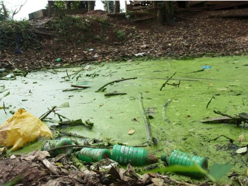 Ô nhiễm nguồn nước mặt. (Ảnh minh họa: TTXVN)