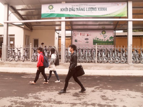 Cổng B8 Ký túc xá Trường Đại học Bách khoa Hà Nội là địa điểm mà Trung tâm dịch vụ xe điện Bách khoa cho thuê xe điện và dịch vụ sửa chữa xe điện. (Ảnh: Mai Đan)