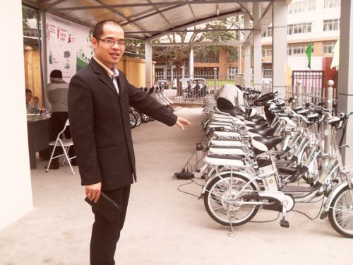 Ông Phạm Tuấn Hiệp, Giám đốc dự án BK-Ebike giới thiệu tới phóng viên các loại xe đạp điện và xe máy điện sử dụng pin năng lượng mặt trời. (Ảnh: Mai Đan)