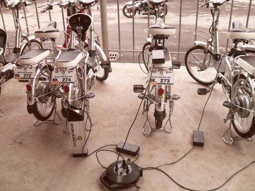 Xe đạp điện đang được sạc pin năng lượng mặt trời, loại pin tiết kiệm năng lượng. (Ảnh: Mai Đan)