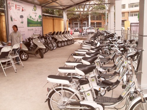 Ông Phạm Tuấn Hiệp cho biết, hiện tại Trung tâm có 60 xe, gồm 2 loại là xe máy điện và xe đạp điện yên rời. Trong thời gian tới, Trung tâm sẽ mở thêm một số địa điểm thuê xe điện khác và nhập thêm loại xe đạp điện yên liền. (Ảnh: Mai Đan)