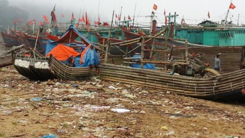 Rác tại cảng cá. (Ảnh: Tuyết Trang - Thu Thủy)